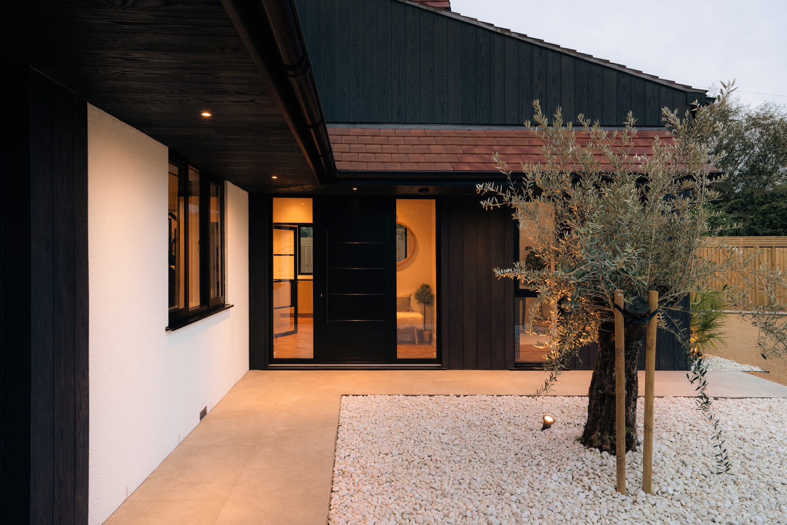 P18 Prestige Fixed Windows Jet Black